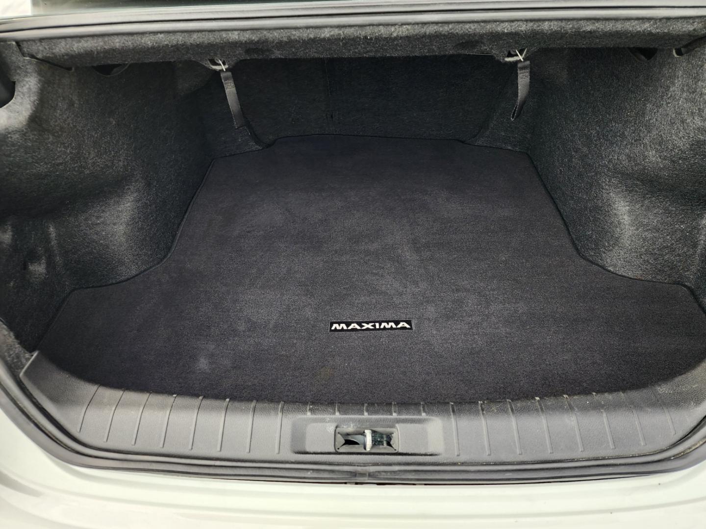 2016 WHITE /Black Nissan Maxima 3.5 Platinum (1N4AA6AP9GC) with an 3.5L V6 DOHC 24V engine, Continuously Variable Transmission transmission, located at 1221 Madison St., Shelbyville, TN, 37160, (931) 680-9439, 0.000000, 0.000000 - Photo#3